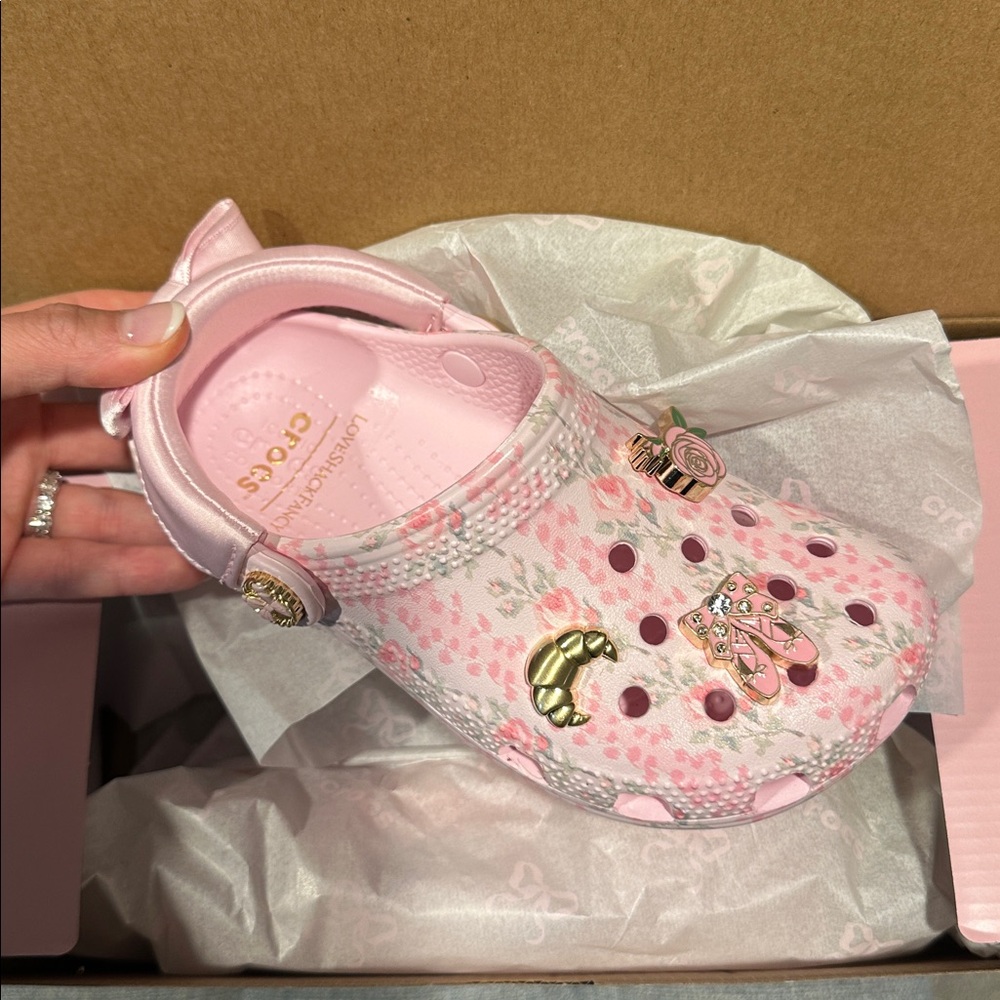 🎀CROCS Kids' x LoveShackFancy Bow Back Classic Clog PINK MILK with Charms🎀 - Picture 11 of 12
